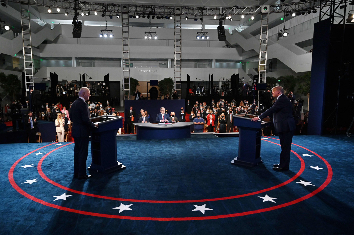 President Donald Trump (rechts) en Joe Biden aan het begin van hun debat in de  Case Western Reserve University in Cleveland, Ohio.  Beeld AFP