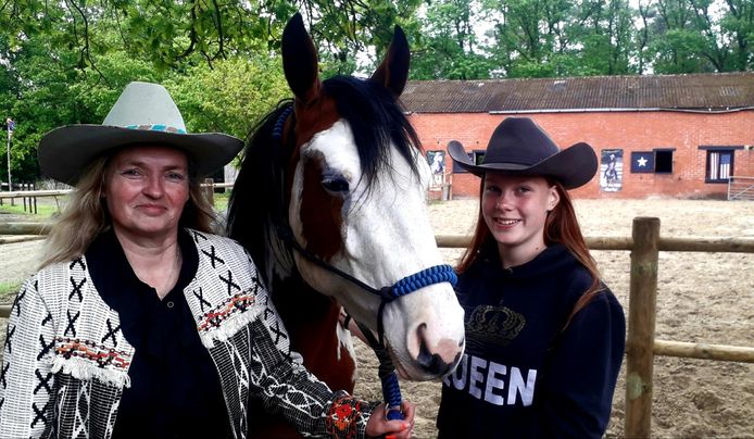 Eigenares Brigitte Emmers met haar schoondochter Lina Goos bij een van de vele paarden op de Stone Hill Ranch in Herenthout.