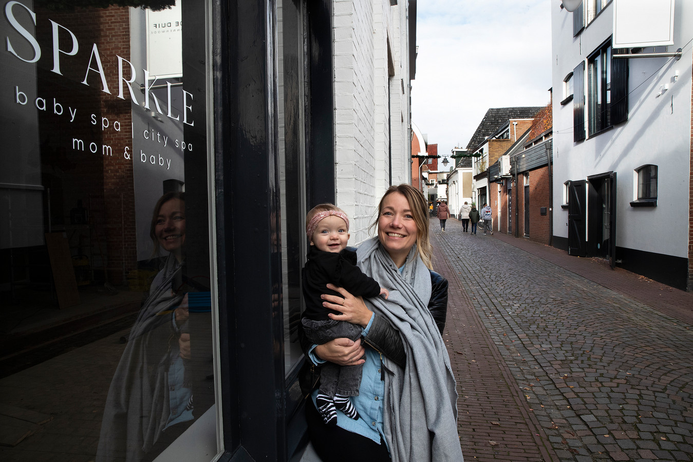 Debbie Haussmann, met op haar arm baby Elin, begint een baby spa in Winterswijk aan de Bossesteeg.