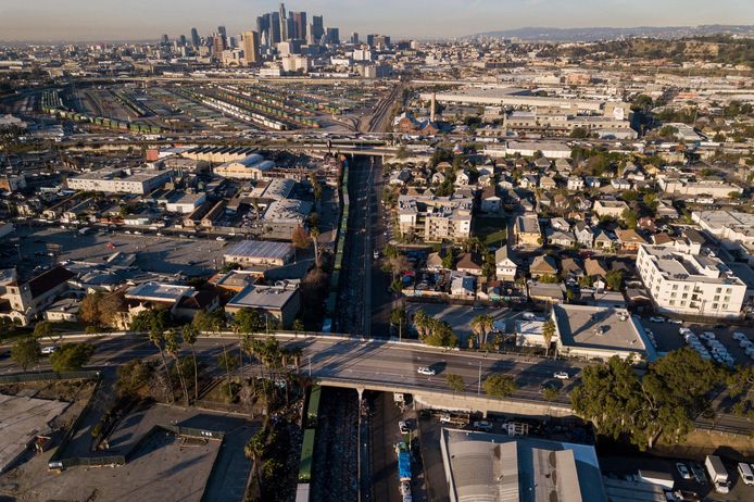 Een luchtfoto van de beruchte spoorlijn, met op de achtergrond het rangeerterrein bij Union Station in het centrum van Los Angeles. (14/01/2022)