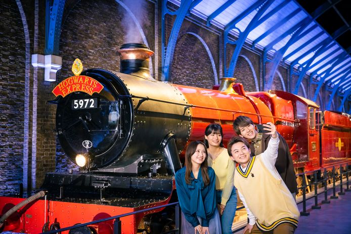 Prendi l'Hogwarts Express mentre visiti un negozio Warner Bros.  Tour dello studio a Tokyo.