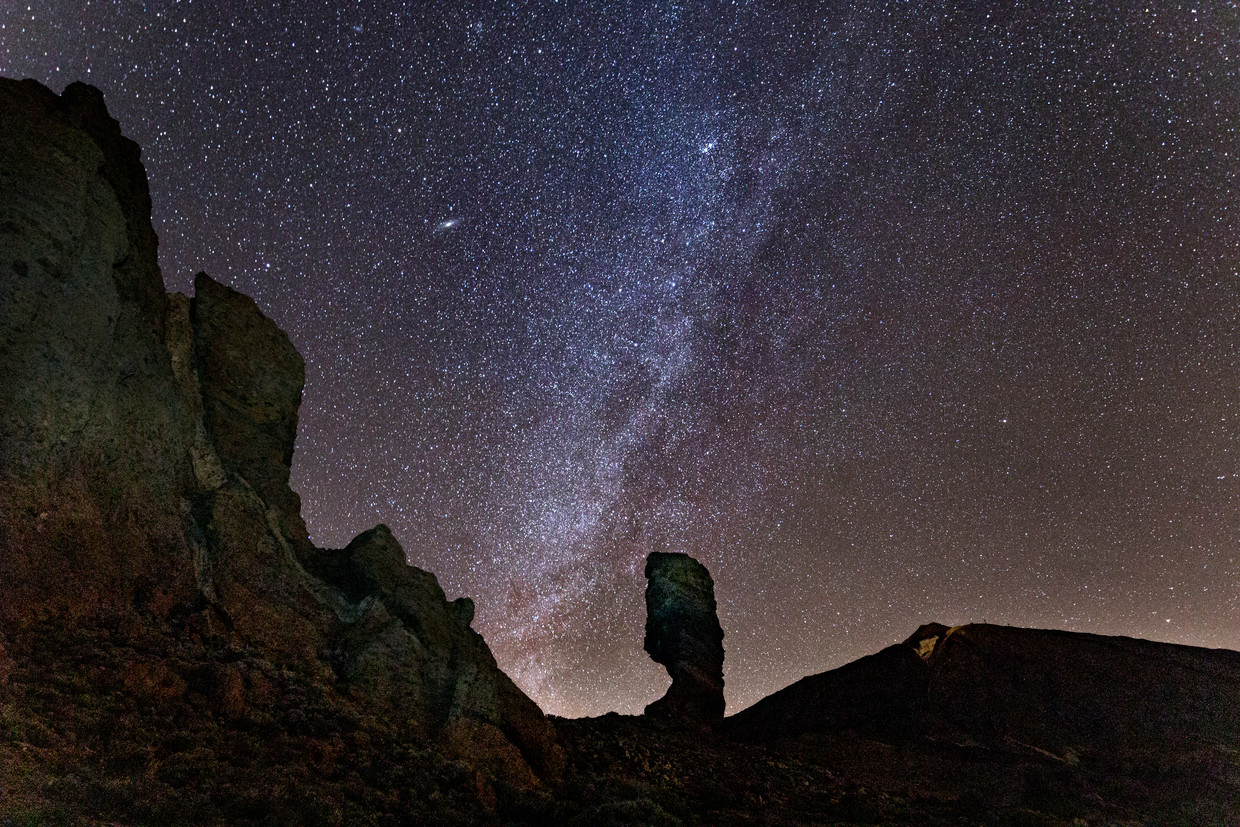 Het gebied rond de Teide op Tenerife staat bekend om zijn donkere nachthemel. Hier valt linksboven in beeld naast de Melkweg de ellipsvormige Andromedanevel op.