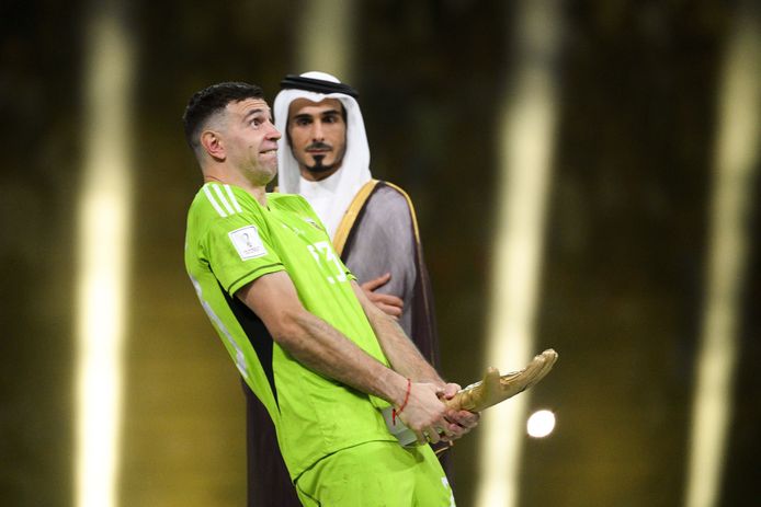 L'excentrique gardien argentin s’est fait remarquer en effectuant un geste jugé obscène en recevant son trophée. Le tout sous les yeux écarquillés d'un officiel qatari et en mondovision.