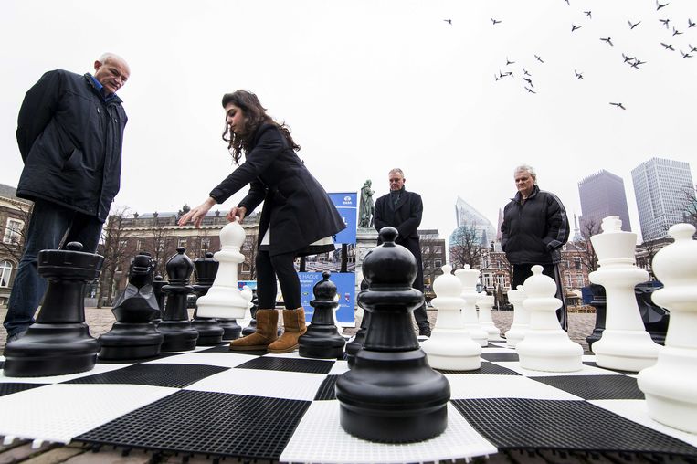 Tweede Kamerlid Eric Smaling (SP) schaakt op het Plein in Den Haag tegen de 15-jarige talentvolle schaakster Anne-Maja Kazarian. Beeld anp