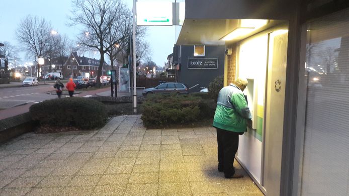 Een pinautomaat in Nijmegen, waar je volgens burgemeester Bruls 's avonds beter niet kunt pinnen in je eentje.
