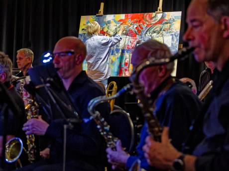 Swingend schilderen in Schijndel, op muziek van de harmonie: ‘Ik kan er niks van, maar het is hartstikke leuk’