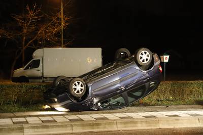 Automobiliste blijft ongedeerd nadat ze een fietsenrek uit de grond rijdt en op de kop belandt