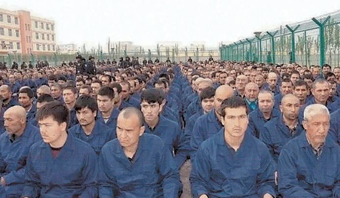 Beeld uit het boek Kroongetuige van Chinese Dissidente Sayragul Sauytbay. Op de foto staan gevangenen in een kamp waar foltering en hersenspoeling aan de orde van de dag zijn.  Oeigoerse en Kazachse mensenrechtenactivisten spreken van de
‘fascistische concentratiekampen van de Communistische Partij van China’.