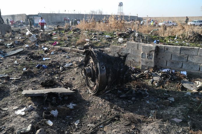Wrakstukken van het neergestorte vliegtuig ten zuidwesten van de Iraanse hoofdstad Teheran.