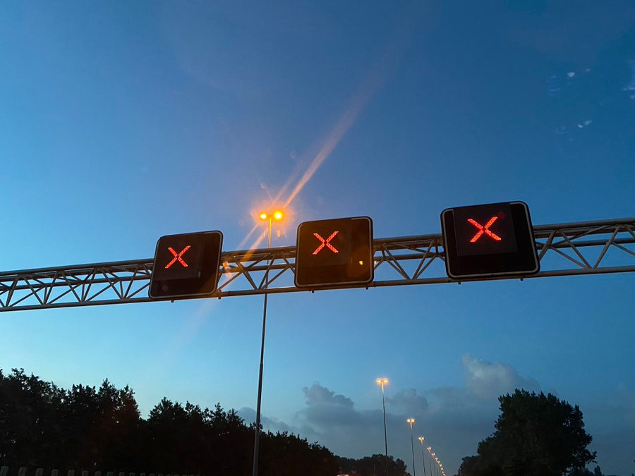 stockadr snelweg dicht rode kruizen verkeer file ongeval rood kruis