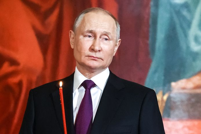 Vladimir Poetin woont een orthodoxe paasviering bij.