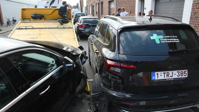 Oudere man krijgt beroerte achter het stuur: twee geparkeerde auto’s beschadigd