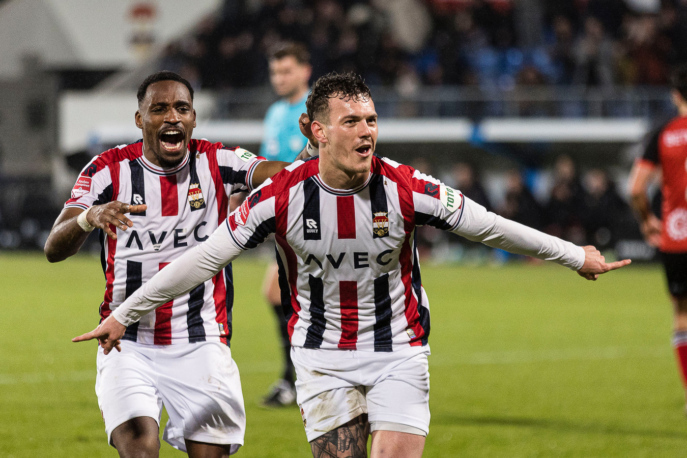 Jizz Hornkamp viert zijn treffer.