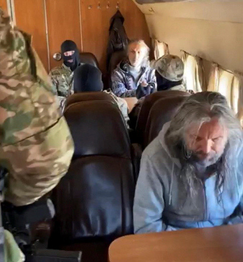 Russische veiligheidstroepen transporteren de sekteleiders vanuit de Siberische plaats Krasnoyarsk.