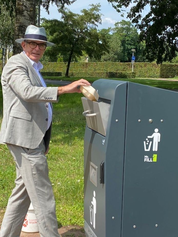 Paul Loermans op een foto uit augustus van dit jaar, waarop hij de eerste slimme afvalbak van Wijchen in gebruik neemt.