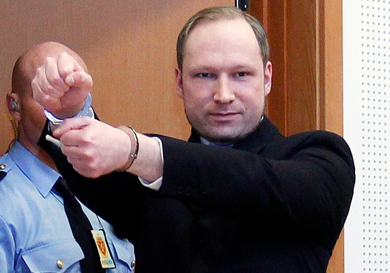 De Noorse massamoordenaar Anders Behring Breivik is vandaag in de  rechtszaal voor de laatste hoorzitting voordat zijn proces in april van  start gaat. In tegenstelling tot een eerdere openbare zitting stemde  Breivik ermee in om zich te laten fotograferen. <br /><br />Opnieuw bekende  de massamoordenaar schuldig te zijn aan de bloedige aanslagen in juli  vorig jaar, waarbij hij in totaal 77 mensen ombracht. 'Ik handelde uit  zelfverdediging voor mijn volk, mijn land en mijn cultuur', zei hij in  de rechtszaal. Beeld AP