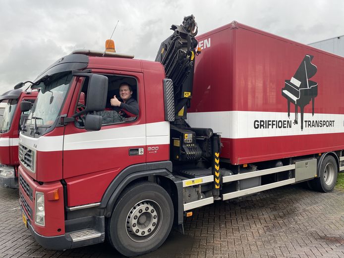 Richard van Amsterdam in een vrachtwagen van Griffioen Transport in Bodegraven.