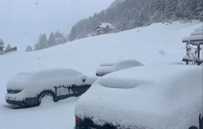 Op de auto's ligt een dik pak verse sneeuw in Ischgl.