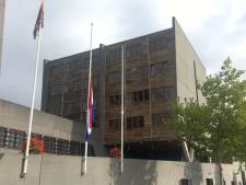 Vlaggen bij rechtbank en stadskantoor Middelburg halfstok voor vermoorde advocaat Derk Wiersum