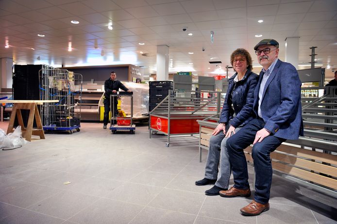 Chris en Mia Grinwis in 2015 na de grote verbouwing van hun Plus-supermarkt in Halsteren.