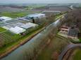De Proeftuin van de WUR aan de noordzijde van de Linge, rechtsonder het pannenkoekenrestaurant aan de rand van Landgoed Hemmen. De twee witte tunnelkassen zijn te hoog en moeten daar weg.