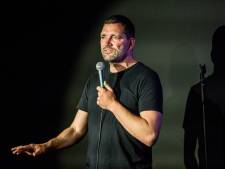 Theo Maassen stuurt peuter weg tijdens voorstelling: ‘Je bent 3 jaar? Dit kan echt niet’