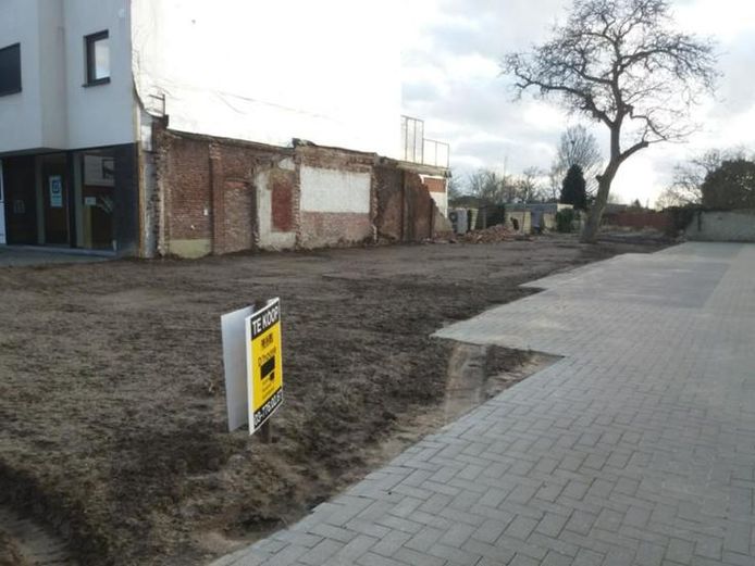 De grond van het café De Markoen wordt openbare verkocht.