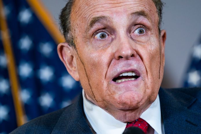 Trumps advocaat Rudy Giuliani tijdens de bizarre persconferentie vanavond.