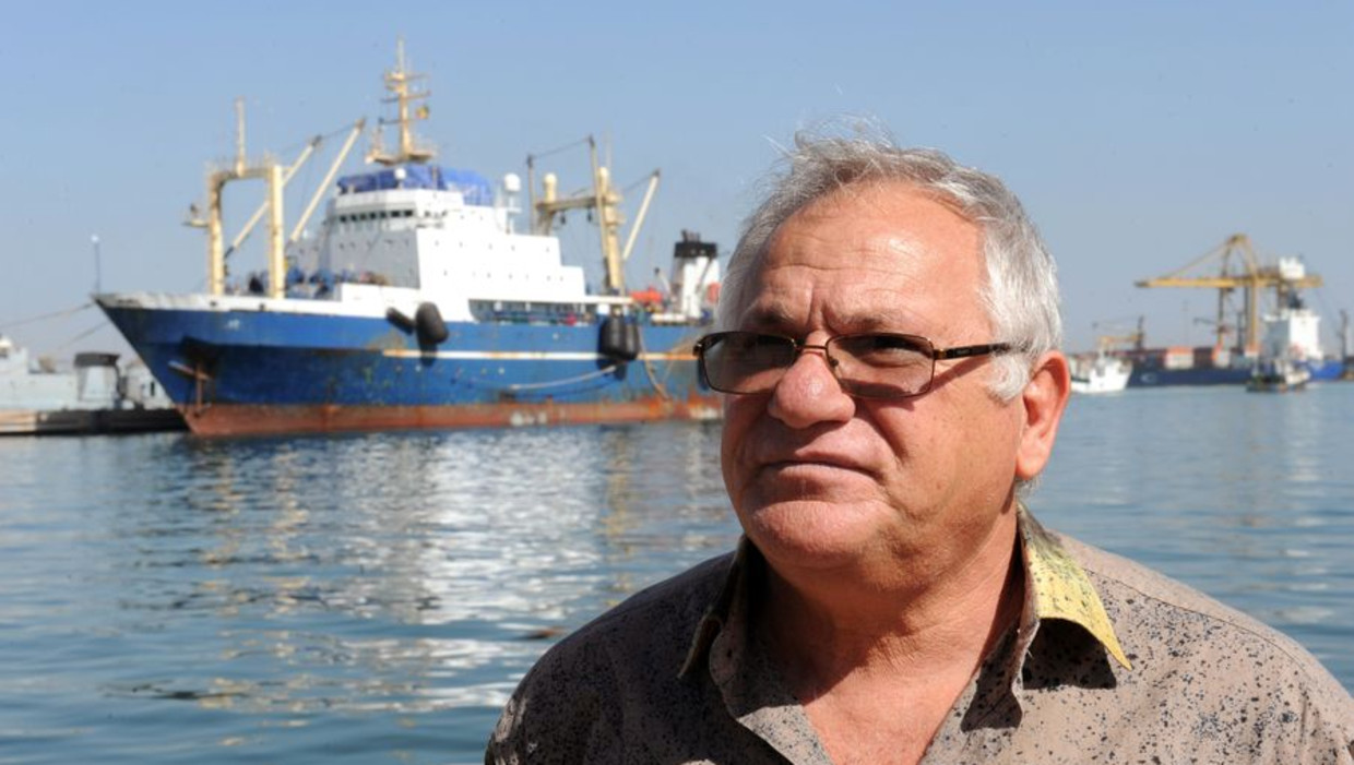 De Senegalese minister van Visserij Haïdar El-Ali bij de Russische trawler 'Oleg Najdenov' in Dakar. Beeld afp