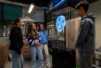 Scholieren experimenteren met AI-hologram Lexie: ‘Goede vragen stellen is de kunst, dan helpt het je echt’