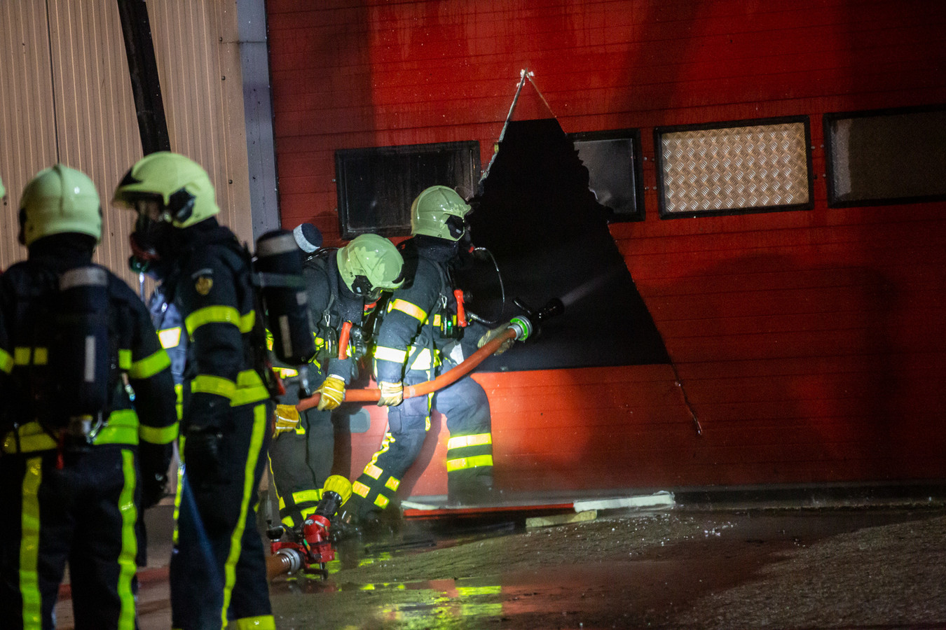 Grote brand bij op Borchwerf in Roosendaal, forse schade bij transporteurs en