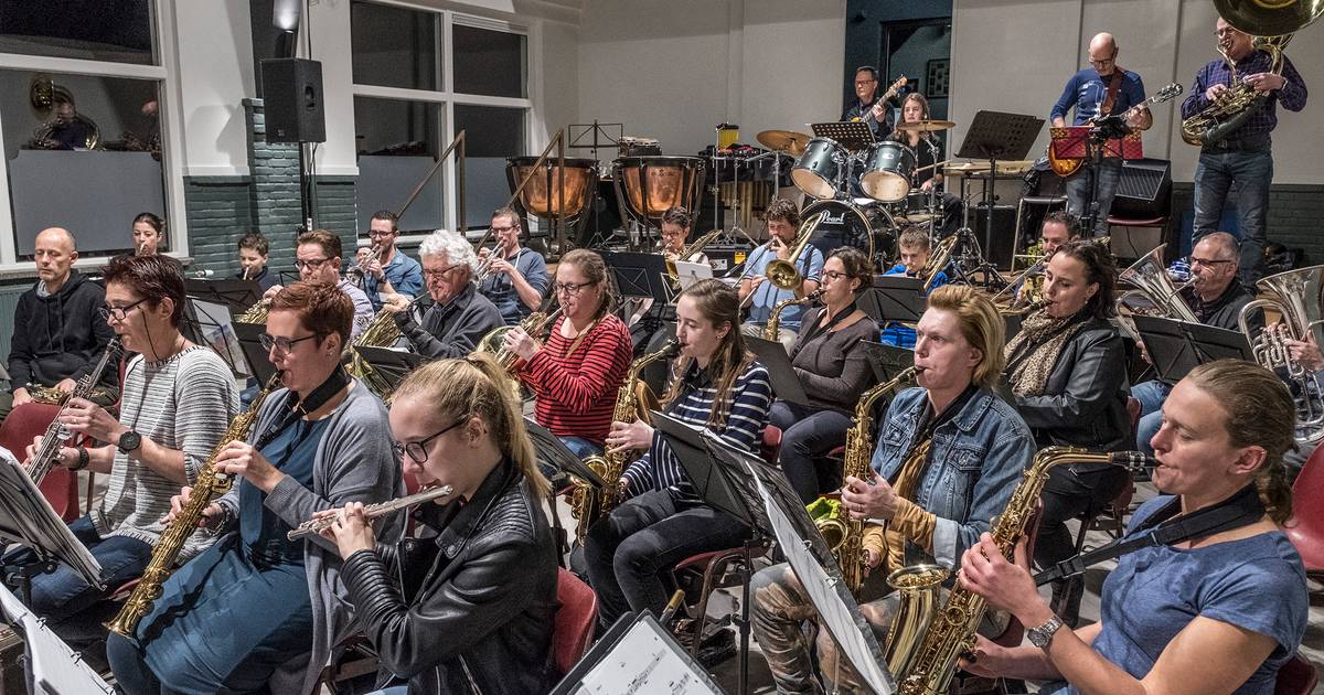 Erepenning voor 100-jarig Crescendo, in 1924 opgericht in het café van Gradje Derks