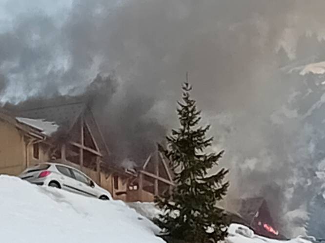 Belgische brandweermannen reageren alert op zware brand in hun vakantieverblijf in Frans skioord Valmeinier