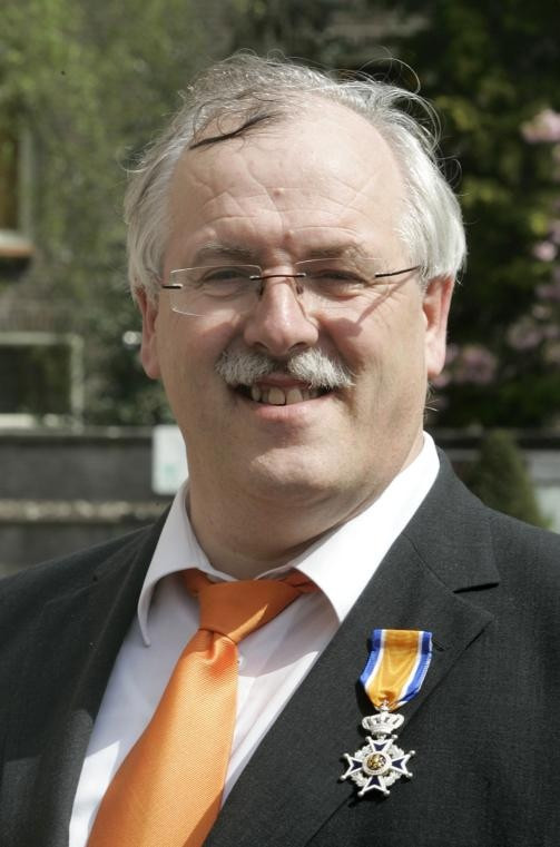 Henri Smits (53) uit Cuijk (Ridder). Geëerd vanwege zijn verdiensten als directeur woningbouwvereniging in Nuenen. Was 35 jaar volleybalscheidsrechter. foto Irene Wouters