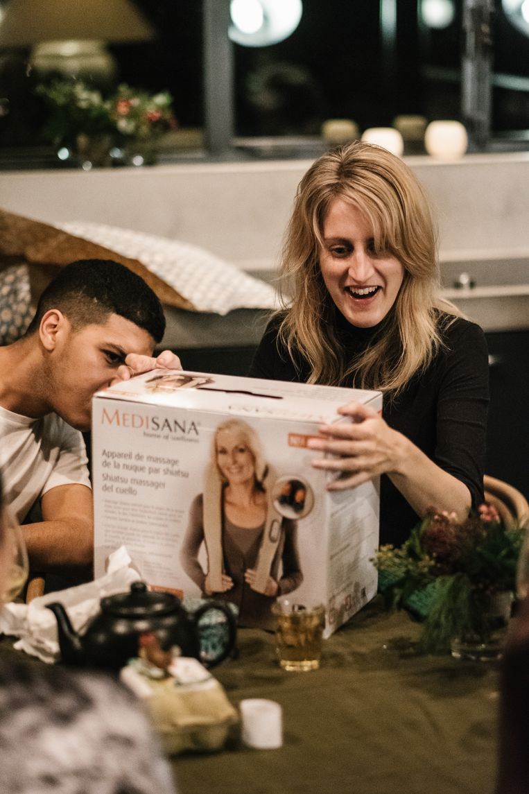 Fien Troch is tevreden met haar massagetoestel voor de nek. Beeld Wouter Van Vooren