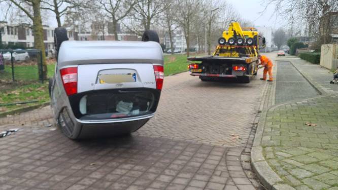 Auto belandt op z'n kop in Nijmegen
