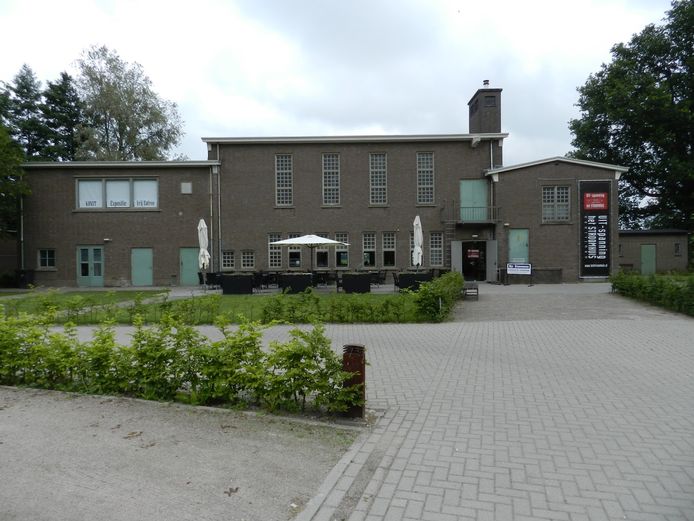 Het karakteristieke Stroomhuis in Neerijnen. Daarachter zou het nieuwe elektriciteitsstation moeten verrijzen.
