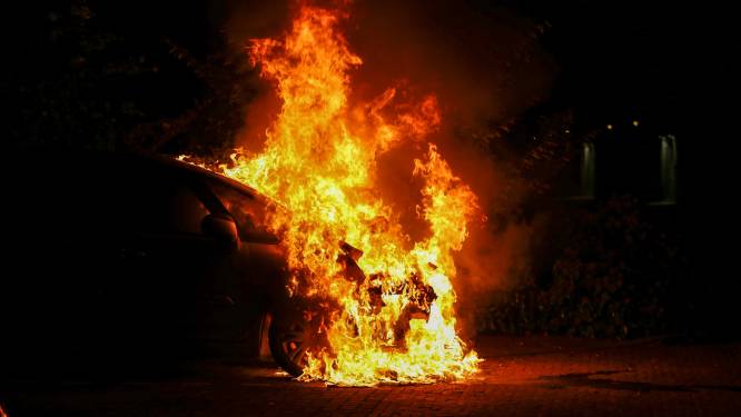 Auto in Nunspeet brandt volledig uit
