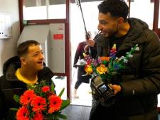 Salaheddine (14) bezoekt Vitessestadion met populaire youtuber: 'Waar is het gras?'