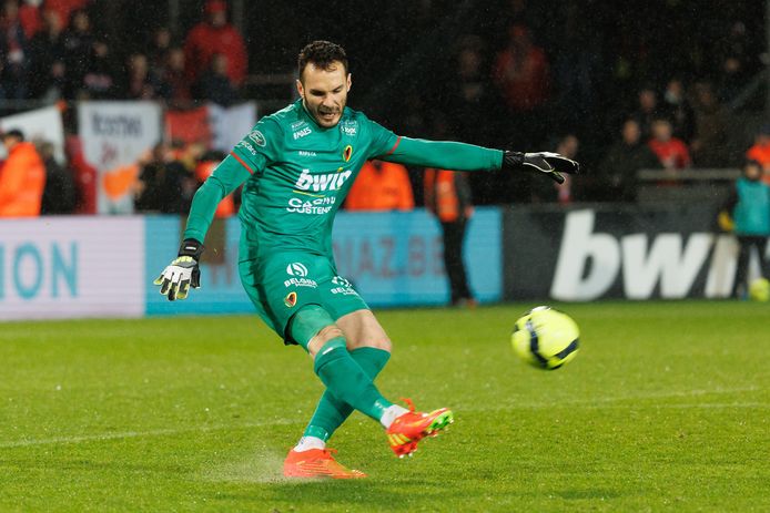 KV Oostende-keeper Guillaume Hubert kreeg bliksemsnel drie goals om de oren.