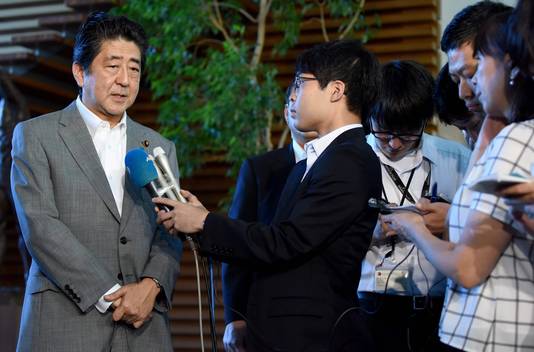 Shinzo Abe staat de pers te woord over Noord-Korea.