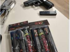 Politie vindt illegaal vuurwerk en alarmpistool in woning Zierikzee