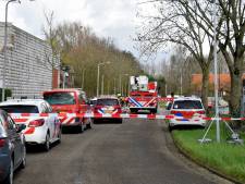 Hulpdiensten halen persoon van dak zwembad Hulst