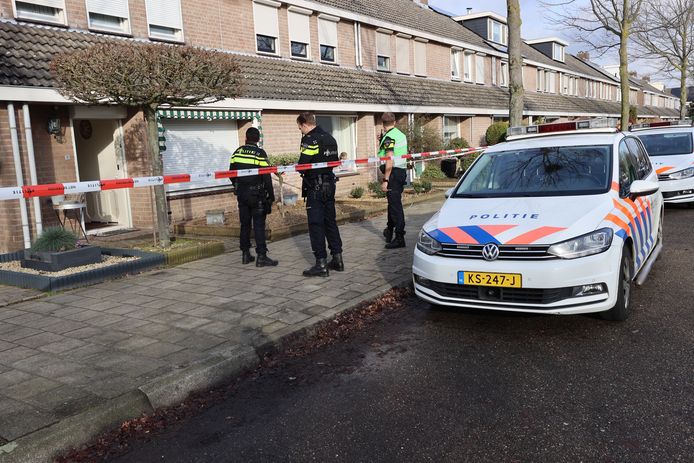 Onderzoek door de politie na schietincident in een huis aan de Cahorslaan
