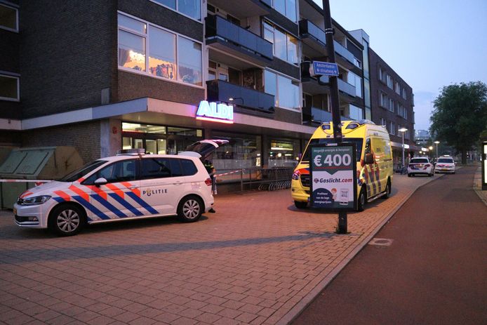 Politie en ambulance bij de woning aan de Amsterdamsestraatweg waar overvallers het gemunt hadden op een oudere bewoner.