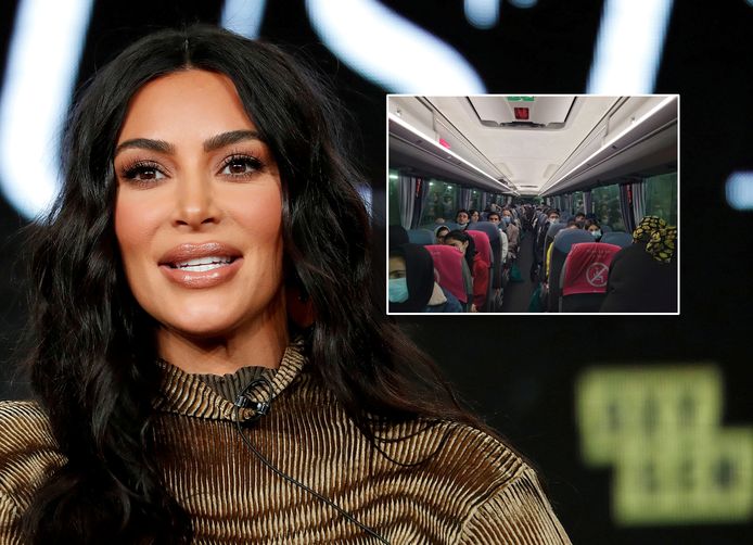 Kim Kardashian. Inzet: de bus met Afghaanse voetbalsters na aankomst in Londen.