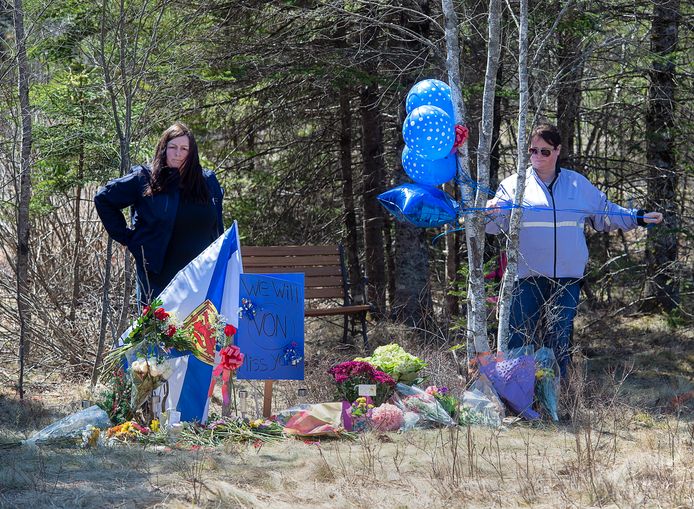 Bloemen en ballonnen ter ere van Heather O'Brien, een van de slachtoffers van de schutter.