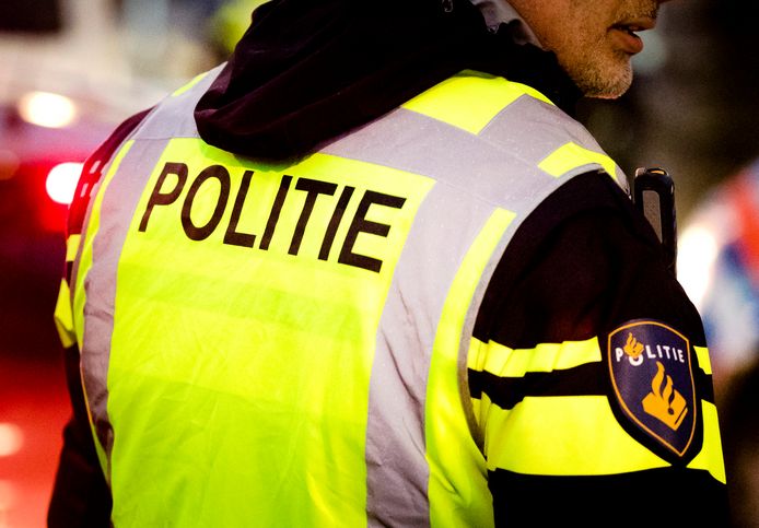 2017-12-23 17:51:52 ROTTERDAM - Een politieagent tijdens een verkeerscontrole in Rotterdam. ANP XTRA REMKO DE WAAL