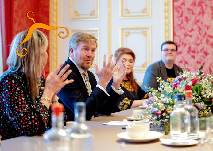Om de hals van koning Willem-Alexander prijkte een blauw-gele stropdas met een duiven-dessin.