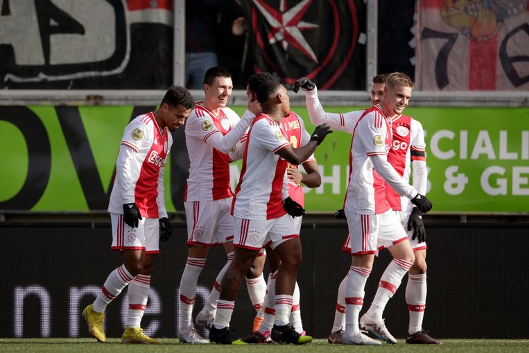 Steven Berghuis viert de 0-2 tegen Cambuur.  Beeld Getty Images